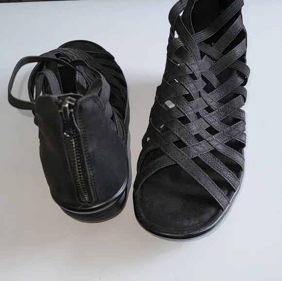 Skechers Sandals Women's Memory Foam Gladiator style. Size 9. Black. - Picture 2 of 4